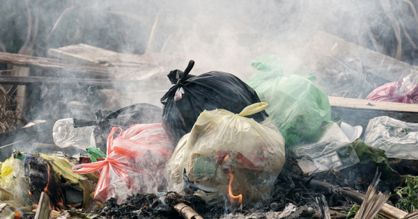 NIK o płonących odpadach. Współpraca organów publicznych kuleje