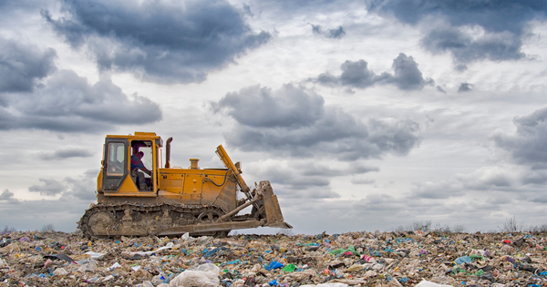 Fikcyjny recykling i przemyt odpadów. Raport punktuje szarą strefę w odpadach