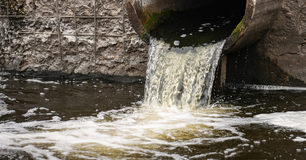 Mikroplastik i patogeny w ściekach będą monitorowane. Nowa dyrektywa u bram